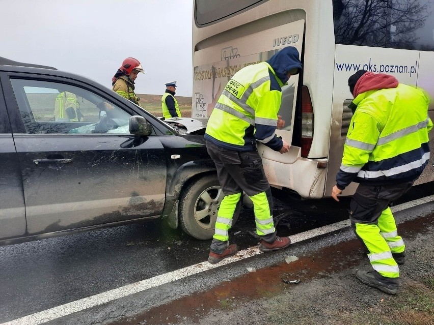 Samochód osobowy uderzył w tył autobusu. Jedna osoba została...