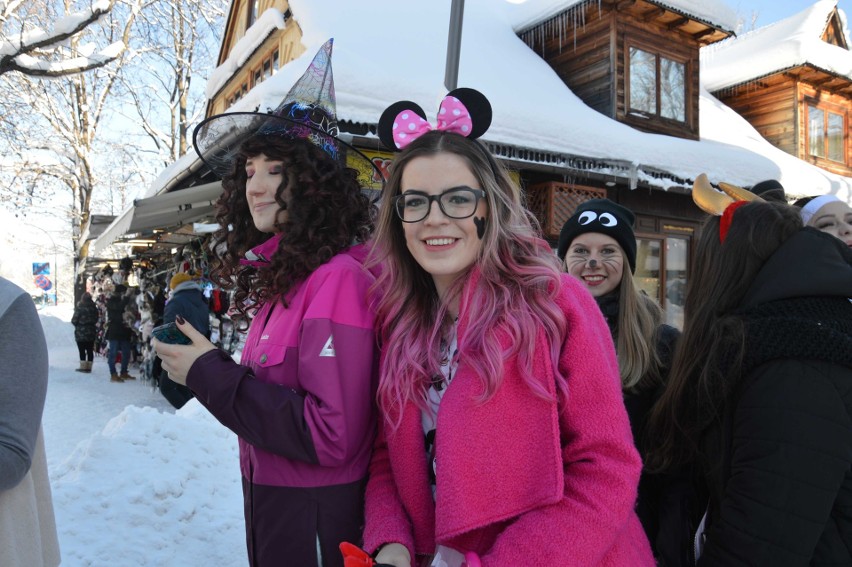 Zakopane. Kilkuset maturzystów zatańczyło poloneza na Krupówkach [ZDJĘCIA]