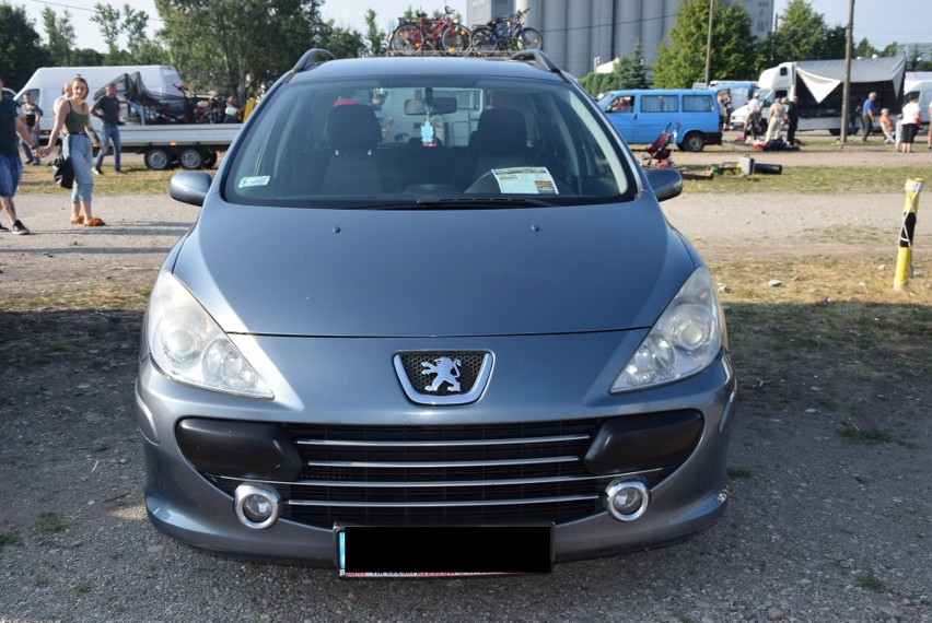 Peugeot - z 2006 roku z silnikiem 1.6. Przebieg 135 tys. km....