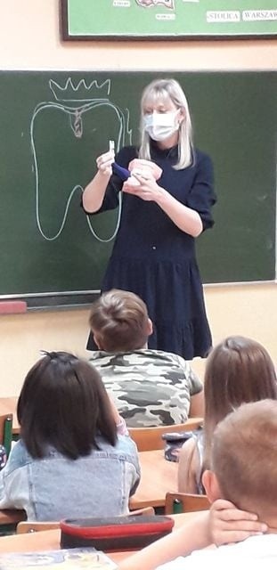 Wizyta u dentysty nie jest straszna - uczniów z Białobrzegów przekonywała o tym stomatolog Monika Mańkowska 