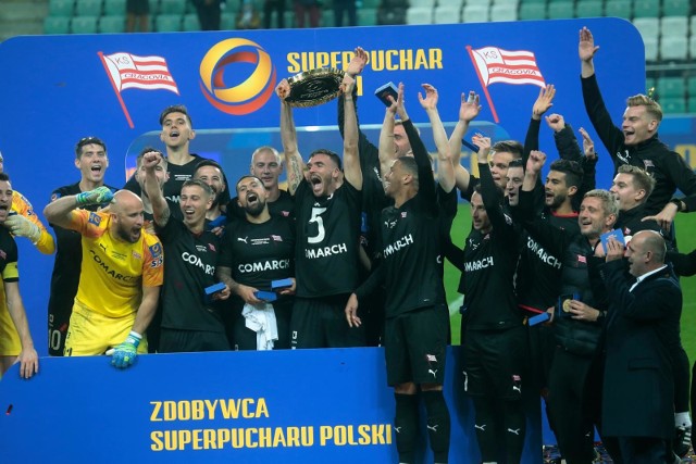 Cracovia zdobyła Superpuchar Polski! W Warszawie po regulaminowym czasie gry było 0:0, w rzutach karnych triumfowała Cracovia. Zobaczcie zdjęcia z fety drużyny Michała Probierza!