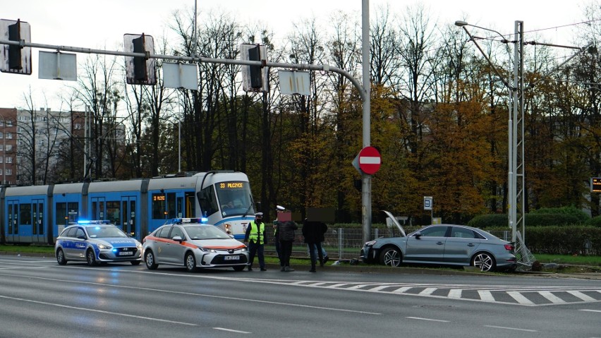 Samochód uderzył w słup na Legnickiej i zablokował torowisko