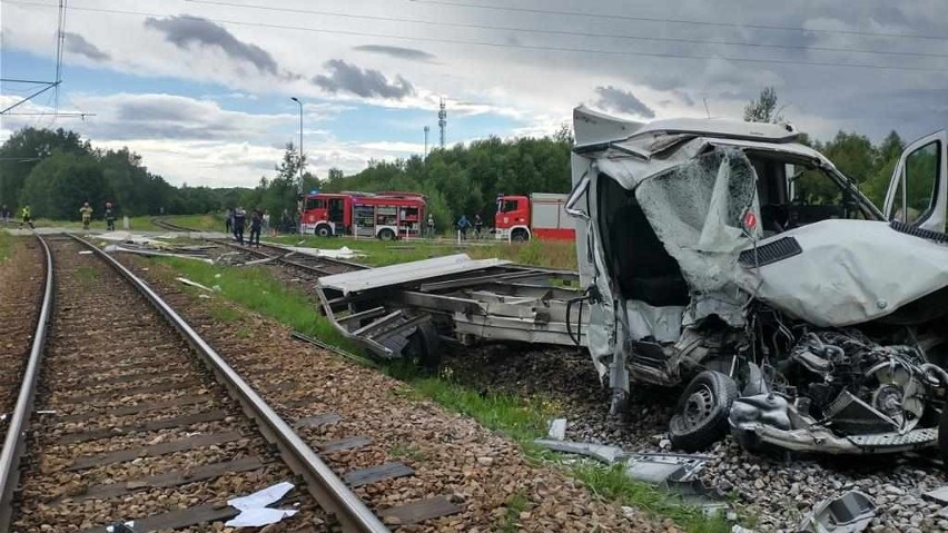 Wypadek na niestrzeżonym przejeździe kolejowym w Dąbrowie...