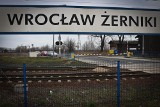 Pociąg przejeżdża, szlaban wciąż zamknięty