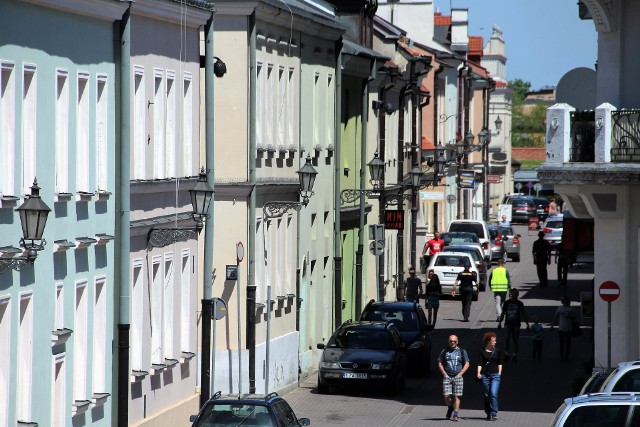 Ulica Bazyliańska w Zamościu. Z prawej strony widać fragment Domu Centralnego, czyli popularnej "Centralki"