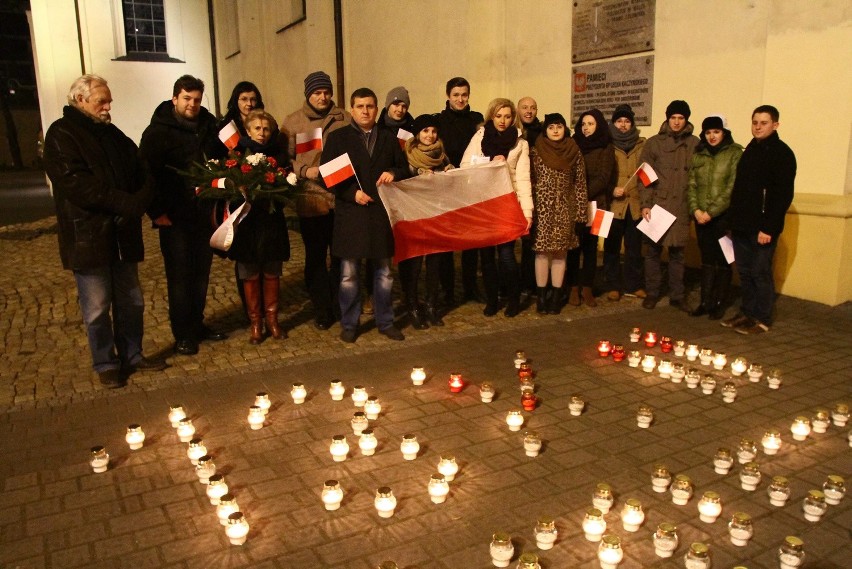 33. rocznica wprowadzenia stanu wojennego w Łodzi. Młodzi Demokraci czuwali pod pomnikiem [ZDJĘCIA]
