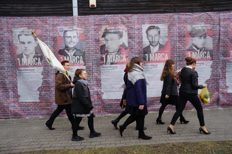 Prezydent Andrzej Duda odwiedził Rawicz, gdzie oddał hołd...