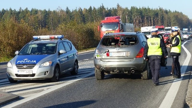 Na krajowej siódemce tir uderzył w tył samochodu, który przepuszczał pieszą z dzieckiem. 