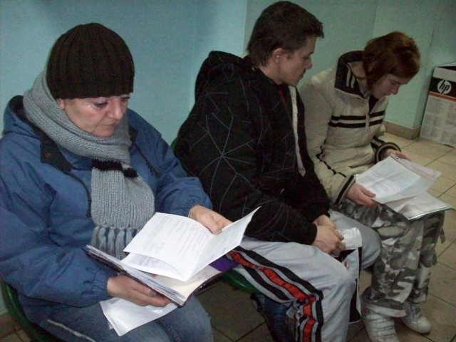 Ostatnie przeglądanie dokumentów przed dojściem do okienka. Na zdjęciu od lewej: Bożena Chodorek, Tomasz Czarnecki i Ilona Krawczyk. 