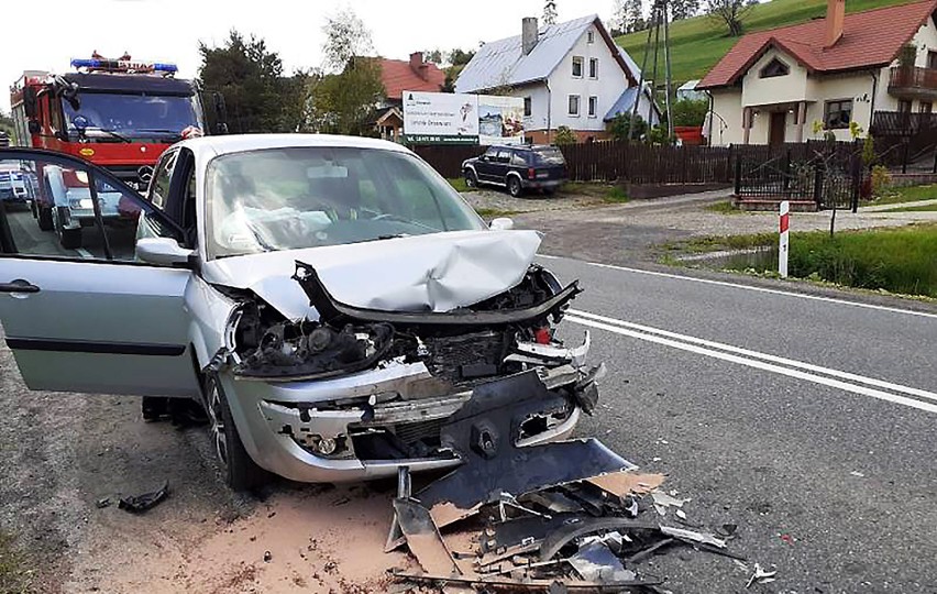 DK 75. W Roztoce Wielkiej dwa auta zderzyły się w samo południe