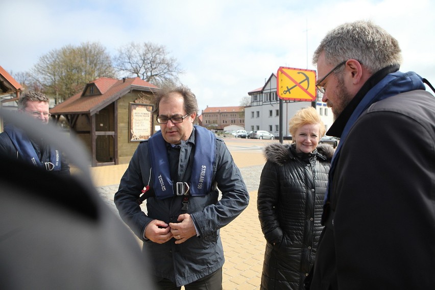 Uczestnicy debaty wypłynęli w rejs kanałem portowym aby z...