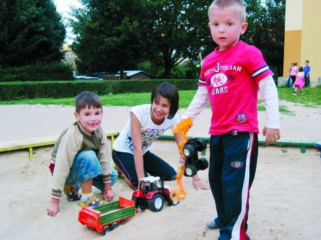 Angelika, Kacper i Tomek często odwiedzają plac zabaw przy ul. Słowackiego. Jednak ich rodzice chcieliby, żeby został on odnowiony i tym samym stał się dla nich bezpieczniejszy.