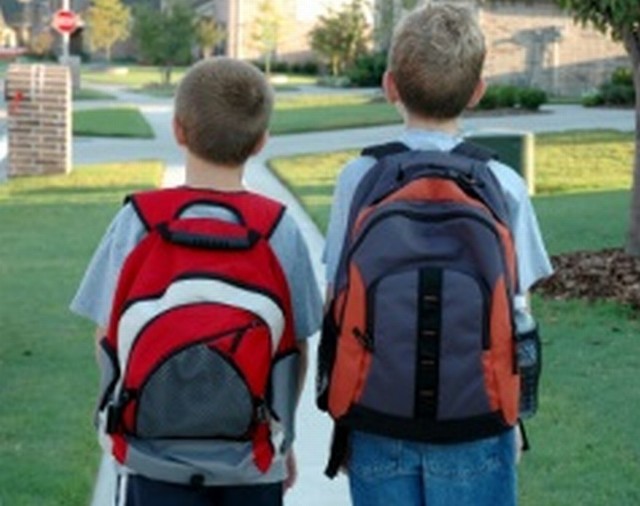 Według Światowej Organizacji Zdrowia ciężar plecaka nie może przekraczać 10 procent masy dziecka.
