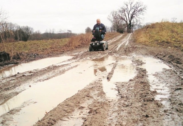 - Jak mam dojechać do sklepu, do lekarza? Rok temu myślałem, że gorzej już być nie może, ale myliłem się - mówi Adam Targowski