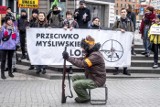 Protest przeciwko myśliwskiemu lobby przy Starym Marychu w Poznaniu. Ekolodzy mówią: "Las dla wszystkich! STOP lex Ardanowski!"