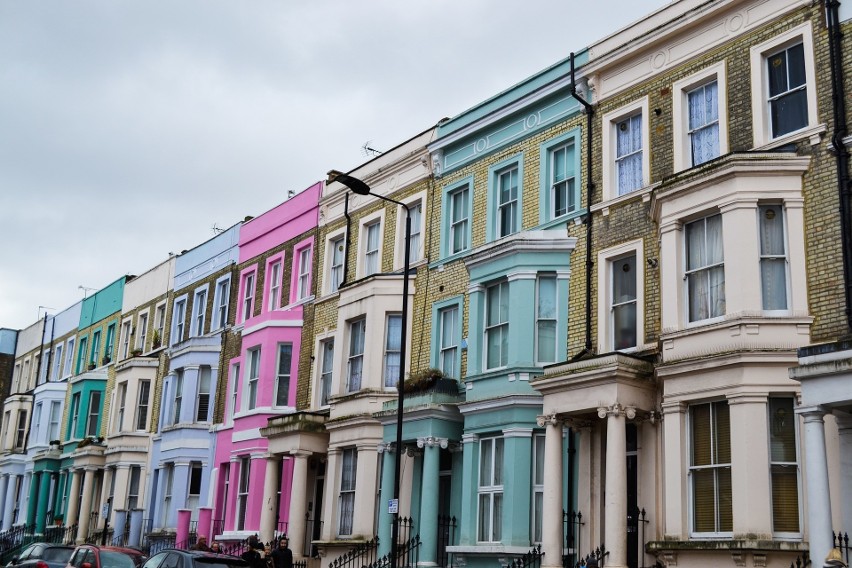 Notting Hill, dzielnica Londynu, te kolorowe kamienice to...