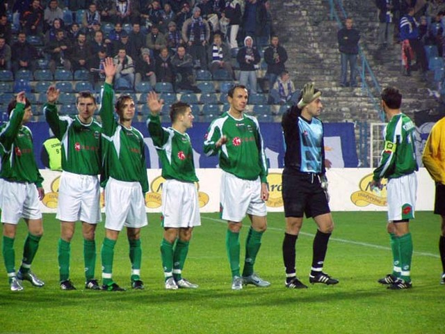 Już w czwartek kibiców Radomiaka czeka pasjonujący pojedynek w Pucharze Polski. Rywale "zielonych" będzie utytułowany Lech Poznań. Mecz odbędzie się na stadionie w Sosnowcu. Obie ekipy ostatni raz w oficjalnym spotkaniu zagrały ze sobą ponad 15 lat temu. Również w Pucharze Polski górą dwukrotnie byli zawodnicy Lecha wygrywając 2:0 zarówno w Radomiu jak u siebie. Po dwie bramki w tych spotkaniach zdobywali wówczas Krzysztof Gajtkowski i Marcin Wachowicz. ZOBACZ KOLEJNE ZDJĘCIA Z TAMTYCH SPOTKAŃ ====>>>>