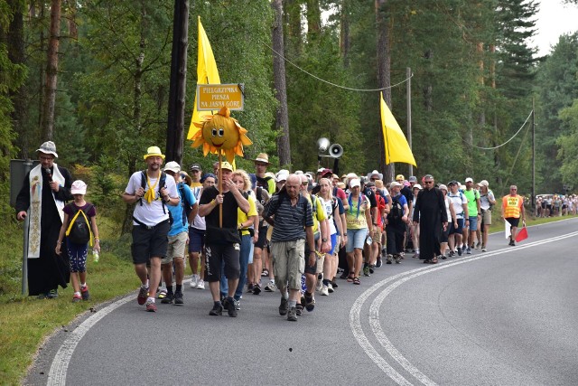 Pielgrzymi z Gliwic dotarli do Częstochowy. Zobacz kolejne zdjęcia. Przesuwaj zdjęcia w prawo - naciśnij strzałkę lub przycisk NASTĘPNE