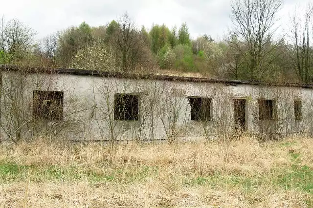 Popadający w ruinę budynek biura - oto, co pozostało po kopalni alabastru&#8230;