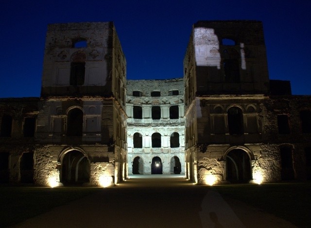 Na razie tylko testowo włączono iluminację ruin zamku Krzyżtopór w Ujeździe. Dzięki podświetleniu, ruiny będzie też można zwiedzać nocą.