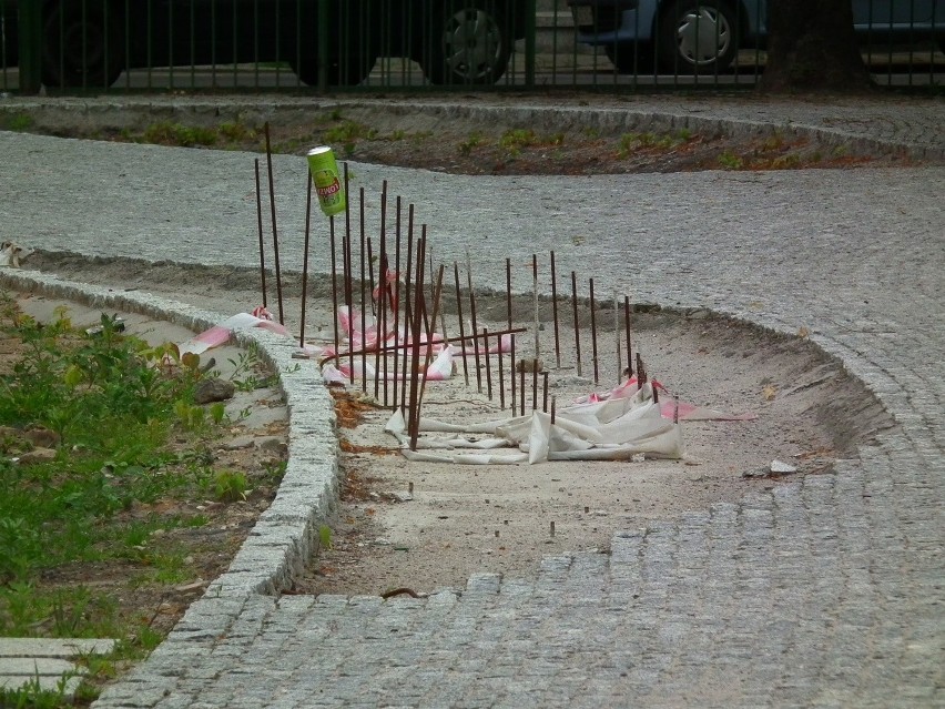 Plac Asnyka w Poznaniu: Przerzucanie winy za bruk