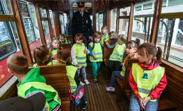 01.07.2015 bydgoszcz akcja   „odblaski są fajne” widoczni – bezpieczni  przejazd tramwajem tramwaj zabytkowy straż miejskaw bydgoszczy”fot dariusz bloch/polska press