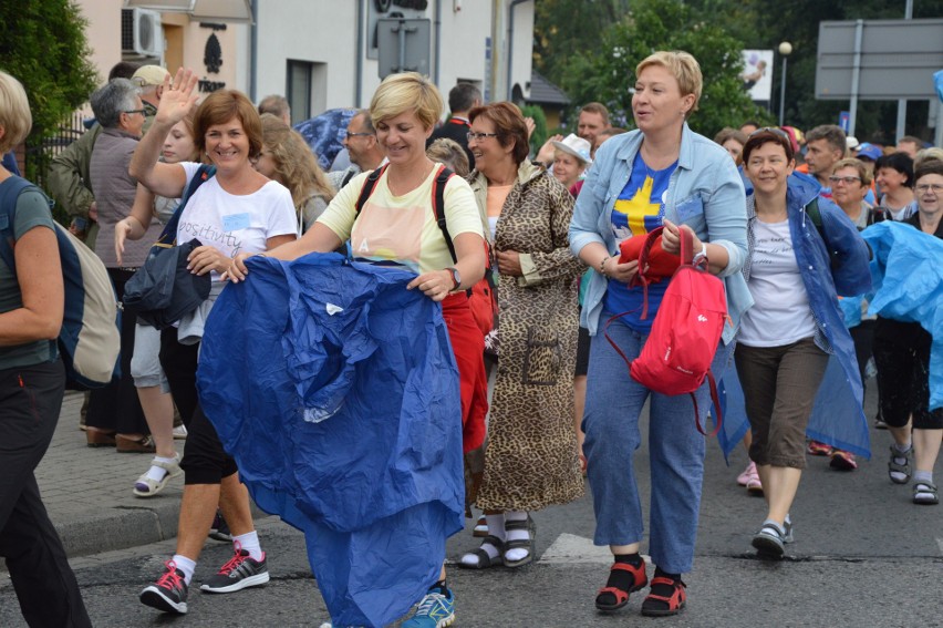 Oświęcim. Pielgrzymi w drodze na Jasną Górę [ZDJĘCIA, WIDEO]