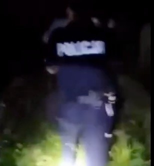 Szczęśliwy finał nocnych poszukiwań. Policjanci odnaleźli 20-latkę, która zgubiła się w Biebrzańskim Parku Narodowym (zdjęcia, video)