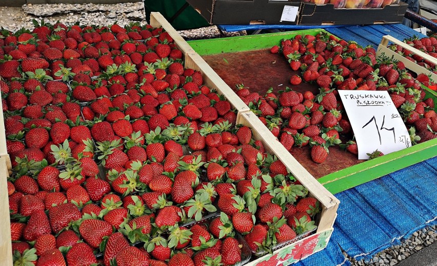 Pierwsze truskawki czekają na smakoszy na miejskich placach targowych. Ile kosztują te słodkie owoce w Krakowie? [ZDJĘCIA]
