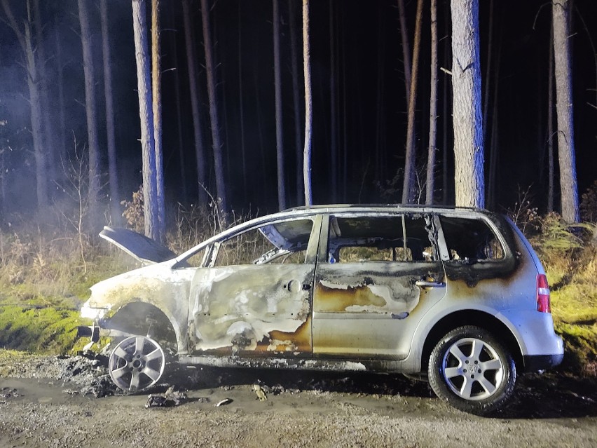 Volkswagen palił się na leśnej drodze, niedaleko drogi...