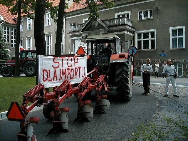 Rolnicy z powiatu giżyckiego, węgorzewskiego i oleckiego przyjechali protestować pod siedzibą starostwa i Urzędu Miasta w Giżycku.