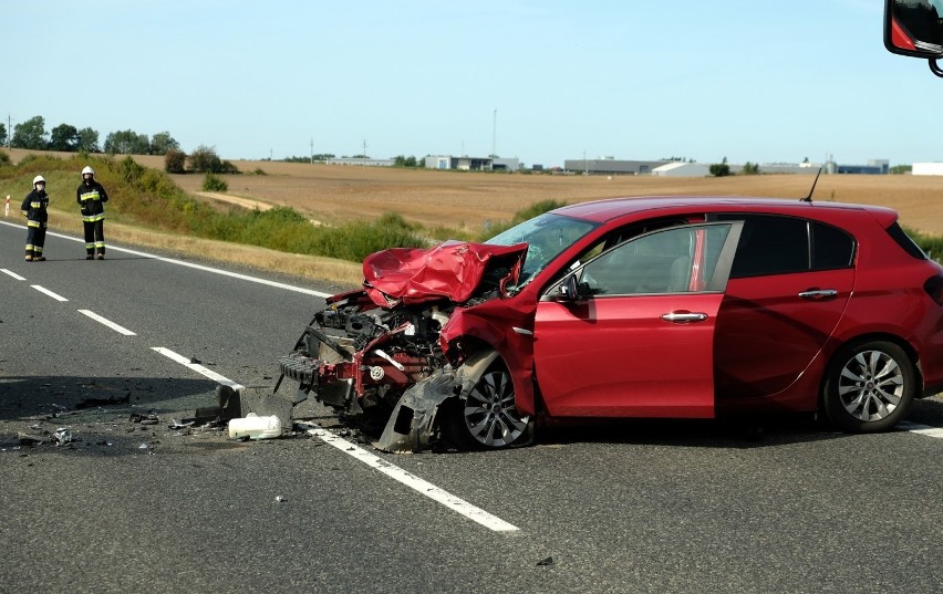 Wypadek na obwodnicy Chojnic. 19.09.2020 r. Zderzenie osobówki i ciągnika. Duże utrudnienia w ruchu