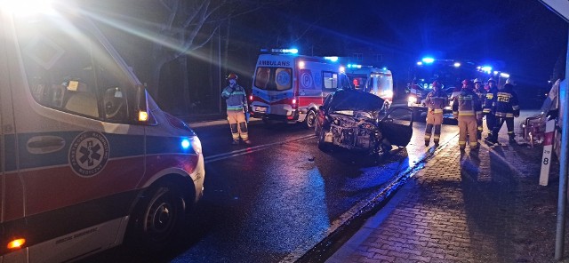 W Osieku nissan wpadł w poślizg i uderzył w ogrodzenie