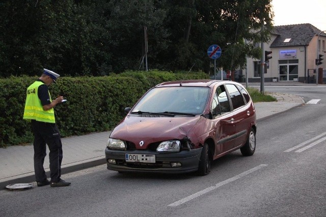 Osobowe renault zderzyło się z ciężarowym mercedesem na skrzyżowaniu ulic Oleskiej i Lipowej.