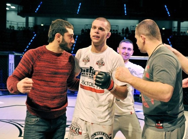 Mamed Khalidov (z lewej) dobrze podpowiadał klubowemu koledze, Sylwestrowi Borysowi i ten wygrał swoją debiutancką walkę.