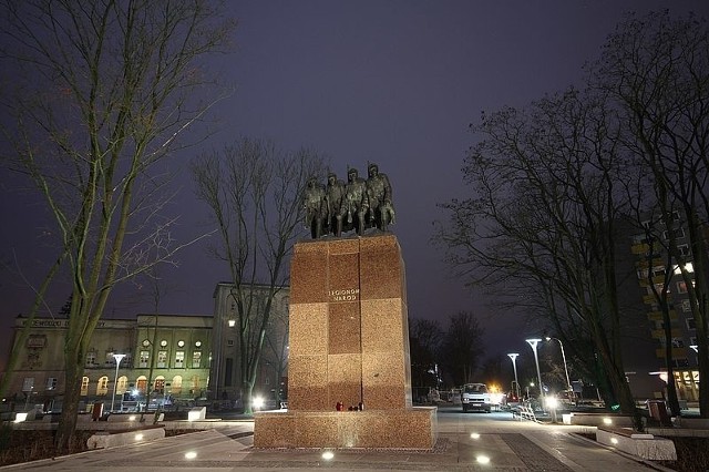 Nocna iluminacja Krakowskiej Rogatki w Kielcach