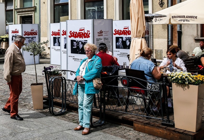 Święto Wolności i Solidarności w Gdańsku. Wystawa "Drużyna Lecha" na ul. Długiej. Kolekcja plakatów wyborczych 