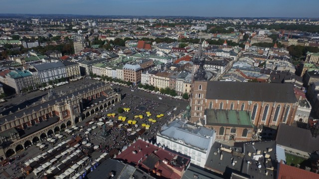 Rynek Główny. Zaczął zamieniać się z targowiska w salon miejski z końcem XIX wieku. Wtedy zapadła decyzja o renowacji Sukiennic, której zawdzięczają one swój obecny wygląd