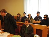 Śmiertelne pobicie w sylwestra w Łodzi. Mężczyzna nie żyje, a oskarżeni odpowiadają za pobicie przed łódzkim sądem. 