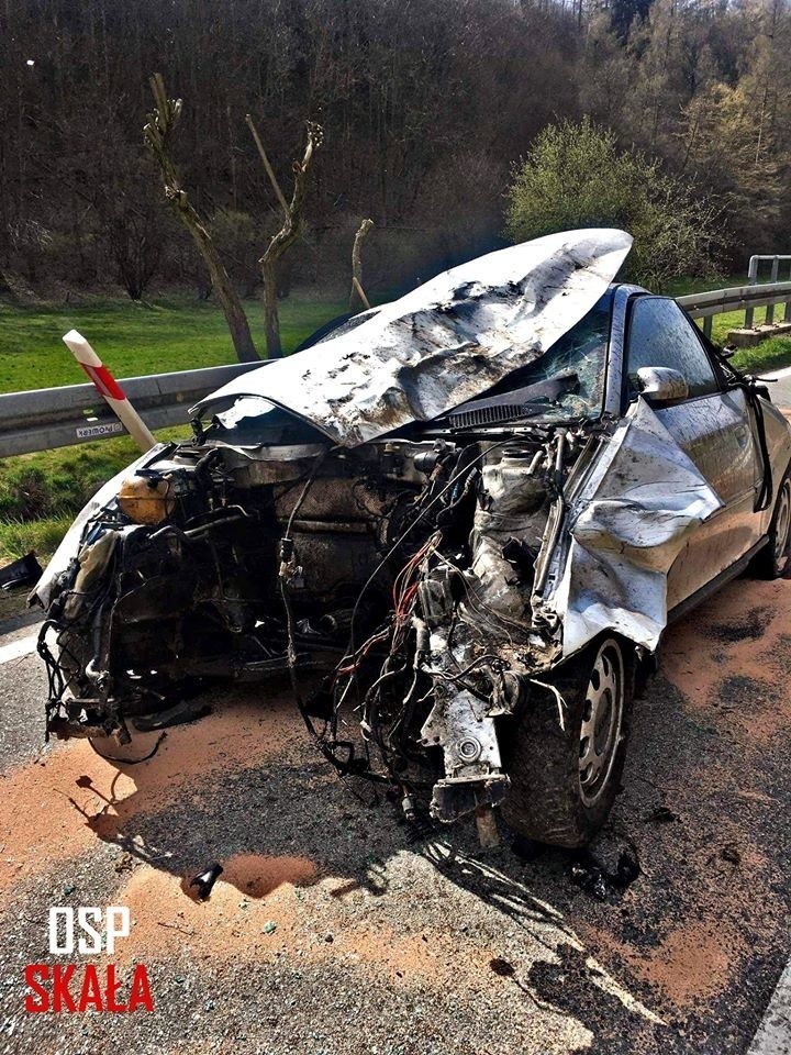Samochód spadł z 50-metrowej skarpy w Skale-Grodzisku. Zablokował drogę wojewódzką [ZDJĘCIA]