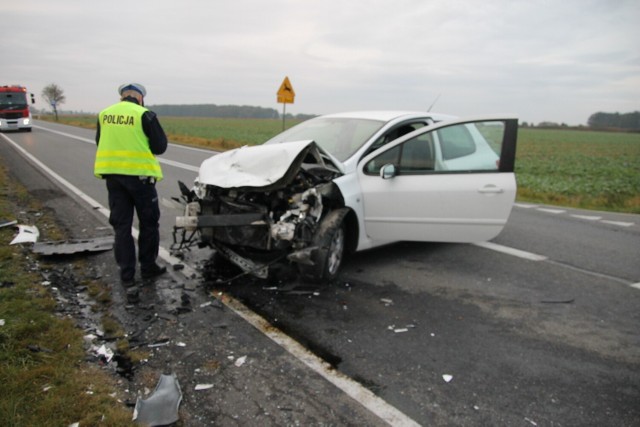 W czwartek, 14 października, na Drodze Krajowej nr 15 na odcinku Krotoszyn-Koźmin Wielkopolski, doszło do zderzenia dwóch pojazdów osobowych. Zobacz zdjęcia z miejsca wypadku --->