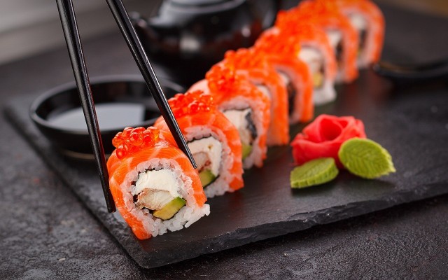 Jedzenie sushi może być dla osób niewtajemniczonych zagadką. W filmie prezentujemy jak to zrobić.