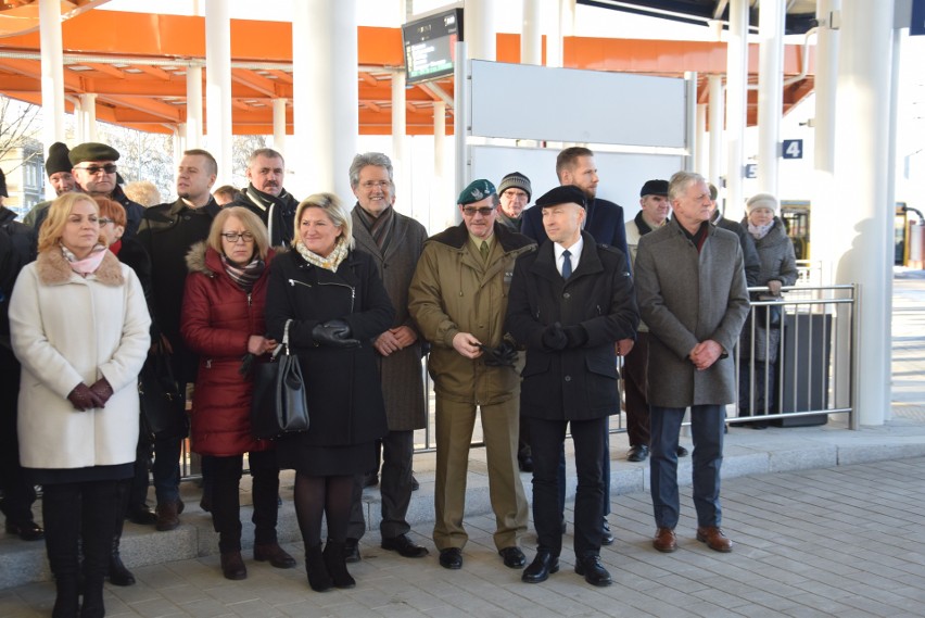 Odsłonięcie płyty pamiątkowej w hołdzie dla Sławomira Pajora w Zintegrowanym Centrum Przesiadkowym [ZDJĘCIA]