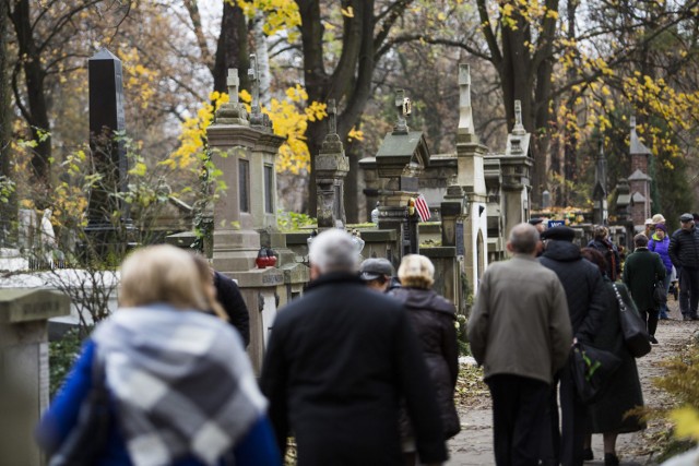 Cmentarze komunalne 1 listopada czynne od godz. 7 do wyjścia ostatniego odwiedzającego.