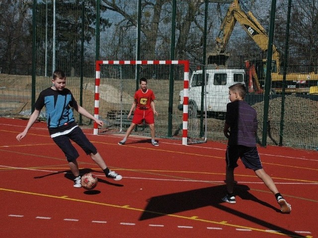 Dzięki pieniądzom z unijnego programu m.in. uczniowie ze strzeleckiego gimnazjum podczas wakacji będą mieli dodatkowe zajęcia sportowe na boisku tartanowym