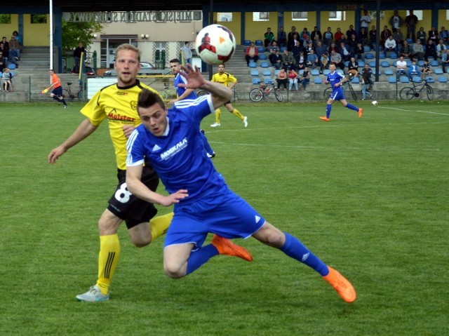 Wojciech Stuglik (w niebieskiej koszulce) w poprzednim sezonie terminował w czwartoligowej Sosnowiance.