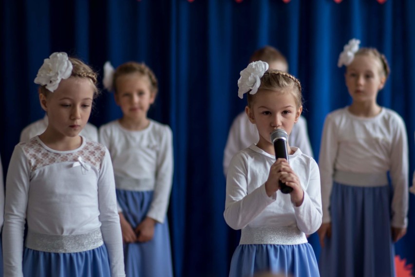 Akcja "Szkoła do Hymnu". Przedszkolaki z Przedszkola Samorządowego numer 27 w Kielcach dumnie śpiewały [ZDJĘCIA]