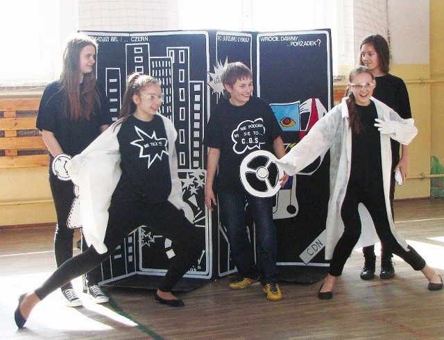 Grupa Omni-Buzów ze Słobódki zajęła I miejsce na olimpiadzie kreatywności. W miniony piątek prezentowała swoje przedstawienie w szkolnej sali sportowej.