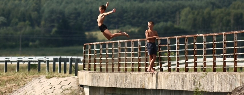 Nawet mali chłopcy skaczą z mostu w Nowodworcach. Nikt z...