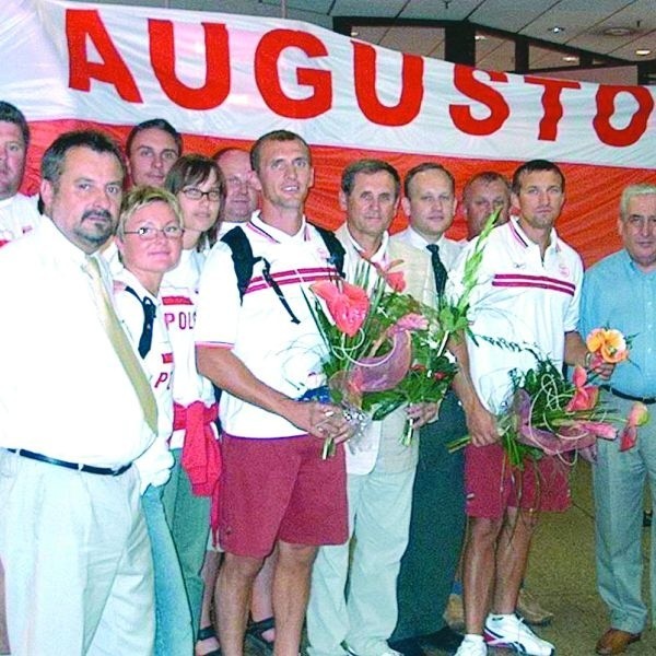 M. Twardowskiego (drugi z prawej) i A. Wysockiego (szósty), którzy w Atenach zajęli czwarte miejsce, augustowianie witali już na Okęciu.